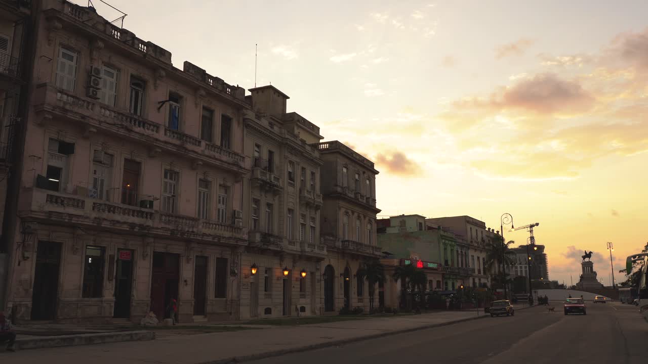 Paesaggio stradale urbano a L'Avana al tramonto con un magnifico cielo arancione, Cuba.