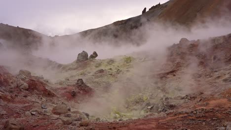 Vista-Fija-Cercana-De-Las-Solfataras-Y-Fumarolas-De-Azufre-Con-Abundante-Humo-Frente-A-Brennisteinsalda-En-Landmannalaugar,-Islandia