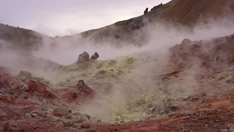 vista fija de cerca de las solfataras y las fumarolas de azufre con abundante humo frente a brennisteinsalda en landmannalaugar, islandia