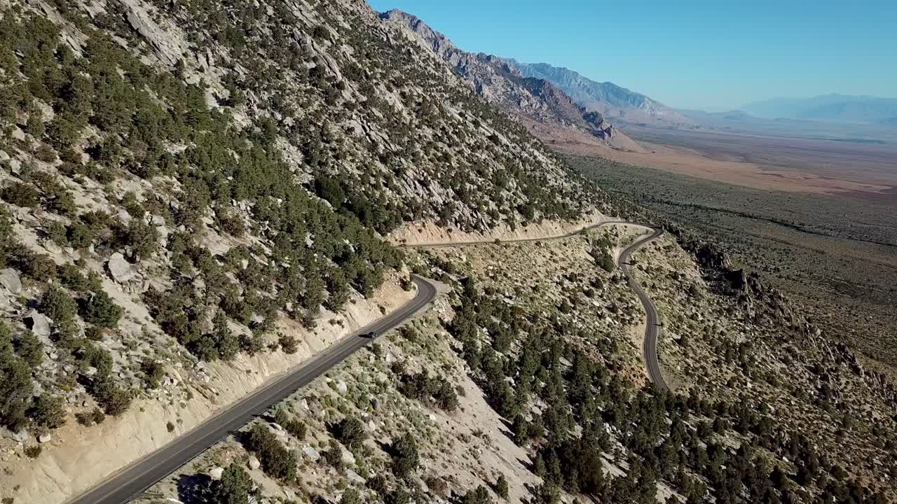 sierra nevada cordillera carretera en la ladera y camión en movimiento, vista aérea con las colinas de alabama en el fondo de ee.uu.