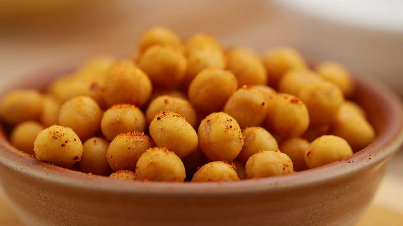 Ceci Tostati in Ciotola di Ceramica, Palline Dorate Croccanti Spolverate di Paprika, Scatto Macro Ravvicinato con Luce Calda