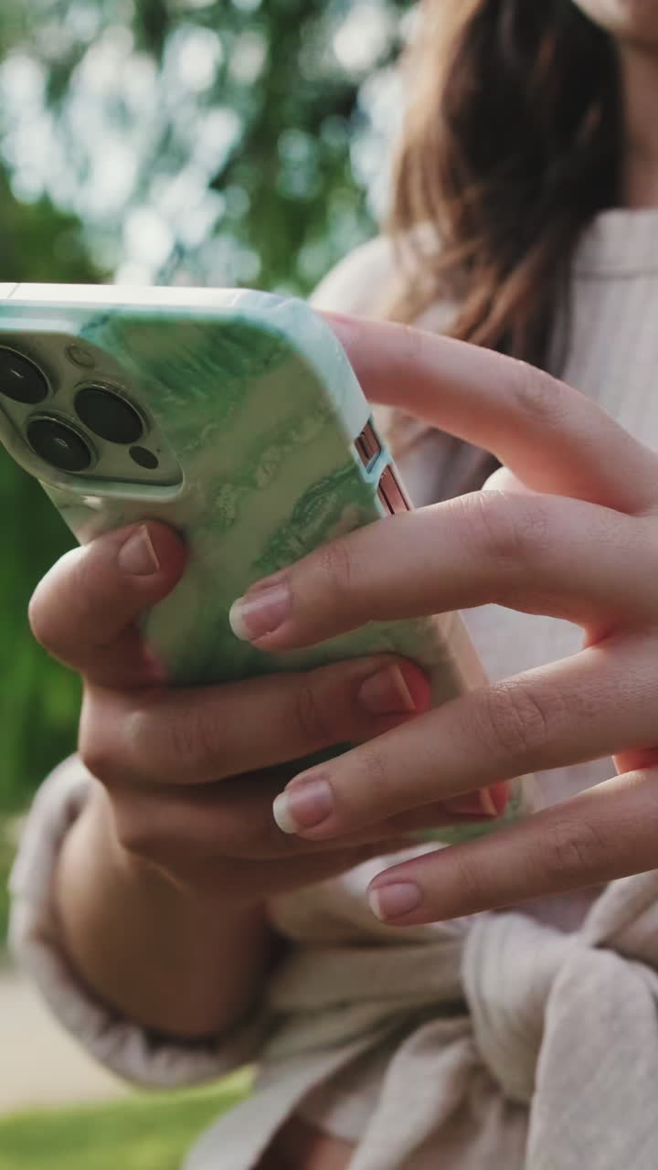 Pessoa usando um smartphone