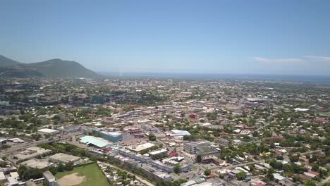 Vista-Aérea-Del-árbol-A-Mitad-De-Camino-Kingston-Jamaica