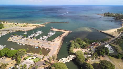 Vista-Aérea-En-El-Sentido-Contrario-A-Las-Agujas-Del-Reloj-Del-Puerto-De-Botes-Haleiwa-En-Oahu-Hawai