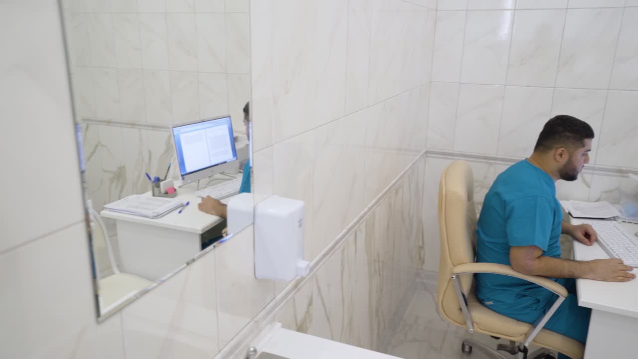 médico que trabaja en un consultorio médico