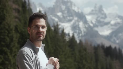 Turista-Masculino-Con-Anteojos-Junto-A-Las-Montañas-Dolomitas-En-Italia-En-Un-Día-Soleado