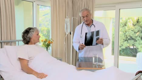 docteur showing a radio to his patient