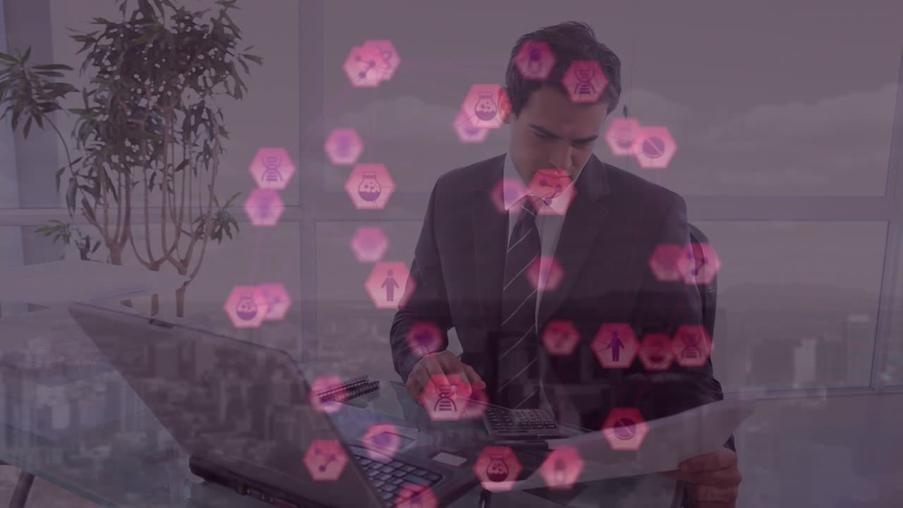 Animazione dell'elaborazione dati su un uomo d'affari caucasico che usa un laptop