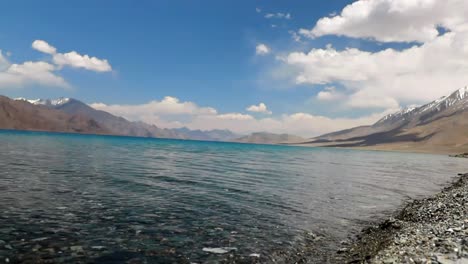 Un-Día-Brillante-En-El-Lago-Pangong-Ubicado-En-El-Distrito-Ladakh-De-Jammu-Y-Cachemira,-India