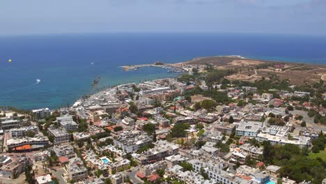 tomas aéreas de resorts y playas de paphos, chipre