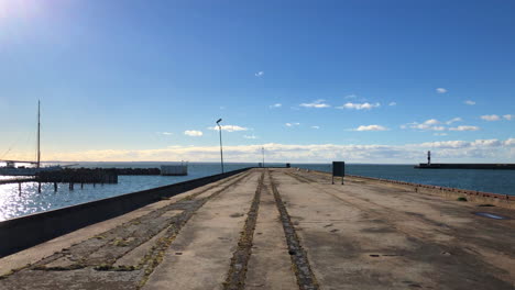 Bahía-De-Atraque-Del-Puerto-Deportivo-En-Un-Día-Soleado