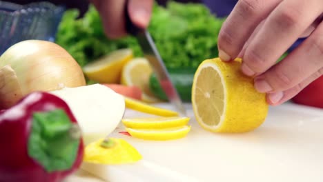 hombre haciendo ensalada en la cocina 4