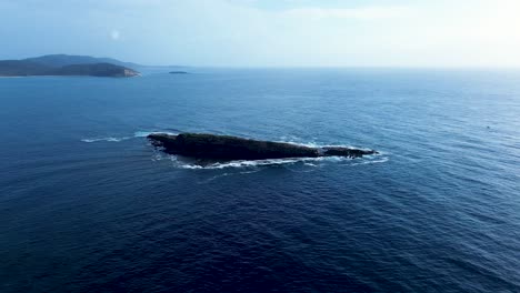 drone paisaje aéreo temprano en la mañana isla de avispa sur durras océano mar costa rocosa promontorio shoalhaven costa sur australia viajes al aire libre turismo vacaciones