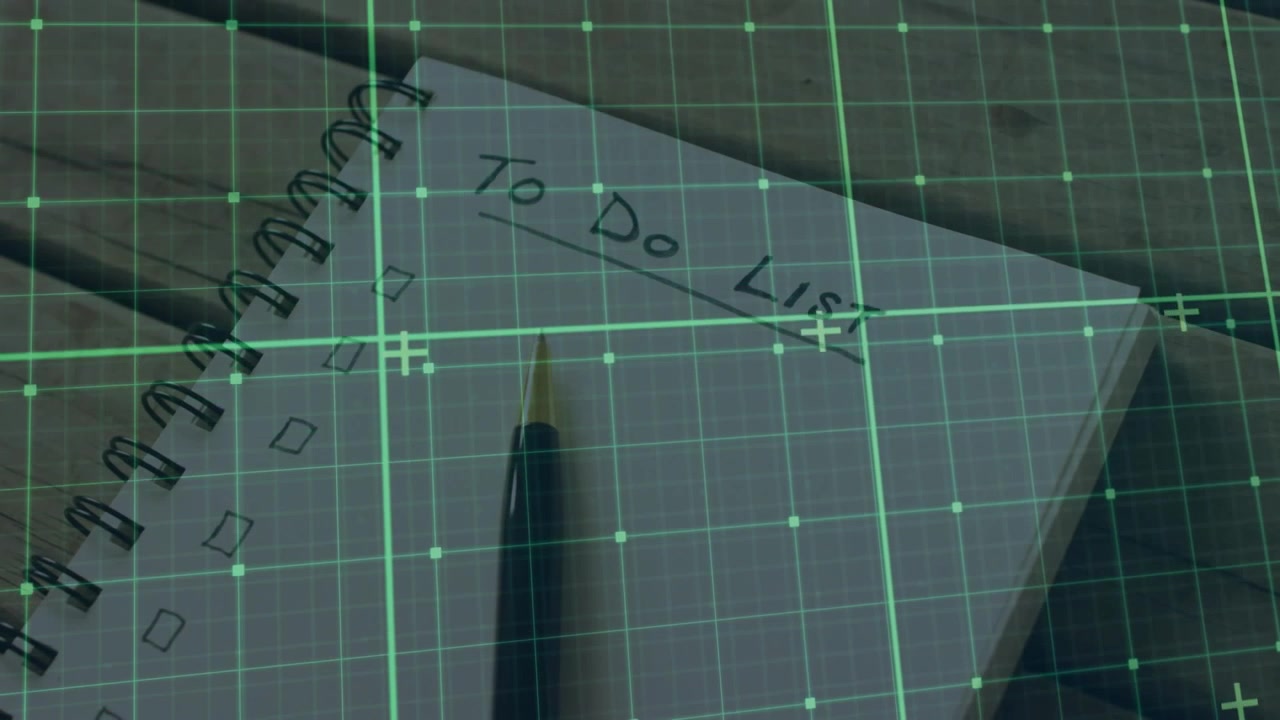 Griglia verde traslucida che sfuma e scansiona un quaderno a spirale con una penna per mappare la disposizione delle caselle di spunta.