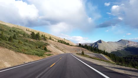 Imágenes-Pov-De-Conducción-En-Las-Montañas-Rocosas-De-Colorado