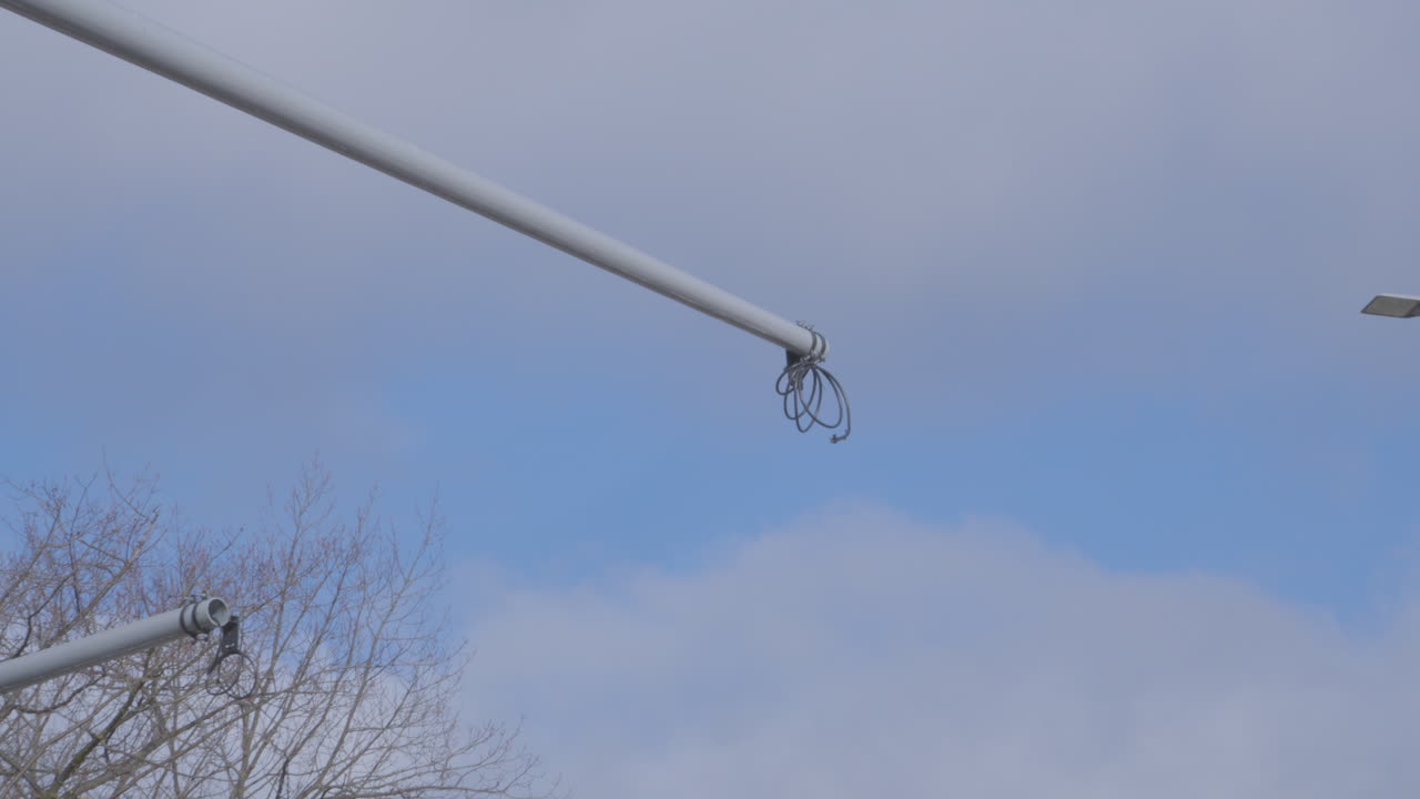 교차로에서 교통 신호등을 고정하기 위한 구조물에서  ⁇ 어나오는 케이블 -  ⁇  아웃