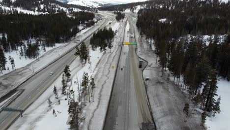 Verschneite-I-80-In-Der-Nähe-Des-Donner-Pass