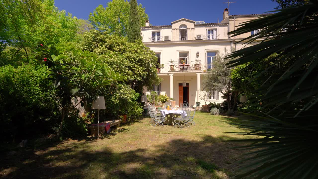 개인 정원을 가진 몽펠리에의 저택의 느린 설정