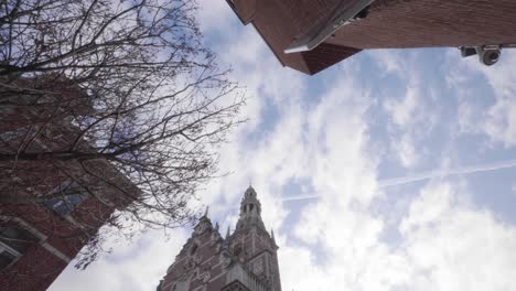 Low-Angle-Shot-Des-Glockenturms-Der-Zentralbibliothek-Der-Katholischen-Universität-Leuven,-Belgien