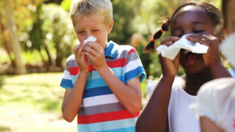 Kinder-Putzen-Sich-Beim-Niesen-Mit-Einem-Taschentuch-Die-Nase