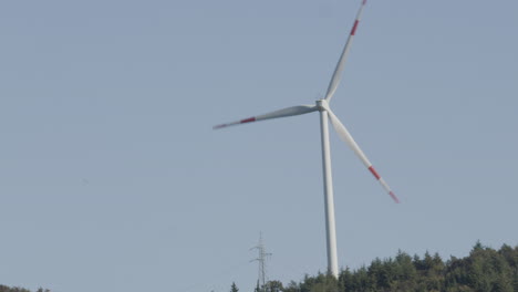 aerogeneradores, tecnología verde, en una central eléctrica en italia-14