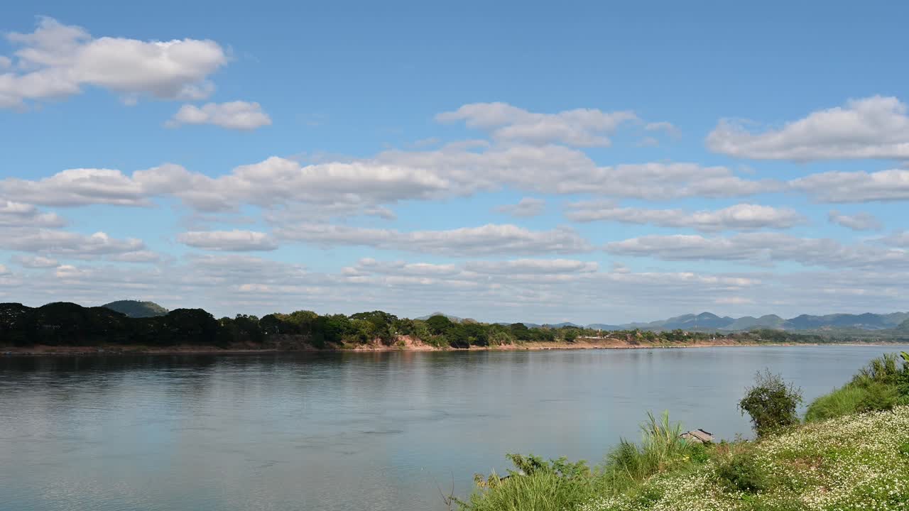 río mekong que fluye con un hermoso cielo azul y un lapso de tiempo de nubes visto desde el lado de tailandia de la frontera entre tailandia y laos