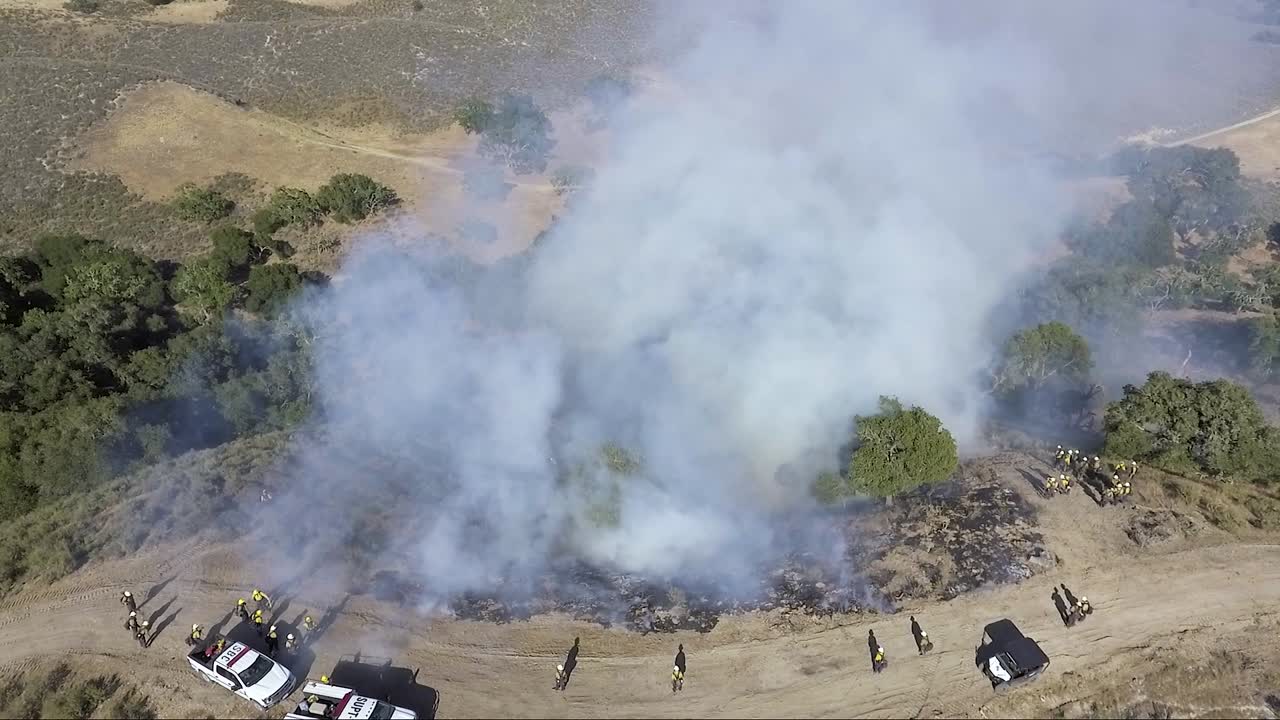 L'incendio contenuto brucia lentamente la collina