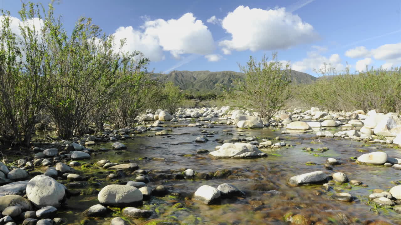 tiro bajo de carro de nubes primaverales que pasan sobre el bosque nacional los padres y el río ventura en ojai california