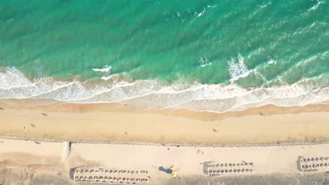 Paisaje-Marino-De-Verano-Hermosas-Olas,-Agua-De-Mar-Azul-En-Un-Día-Soleado