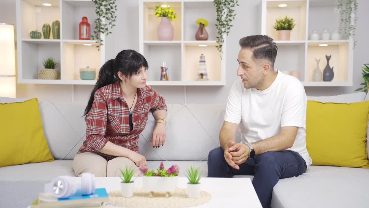 그 여자는 남편에게 책임을 묻고 있습니다.