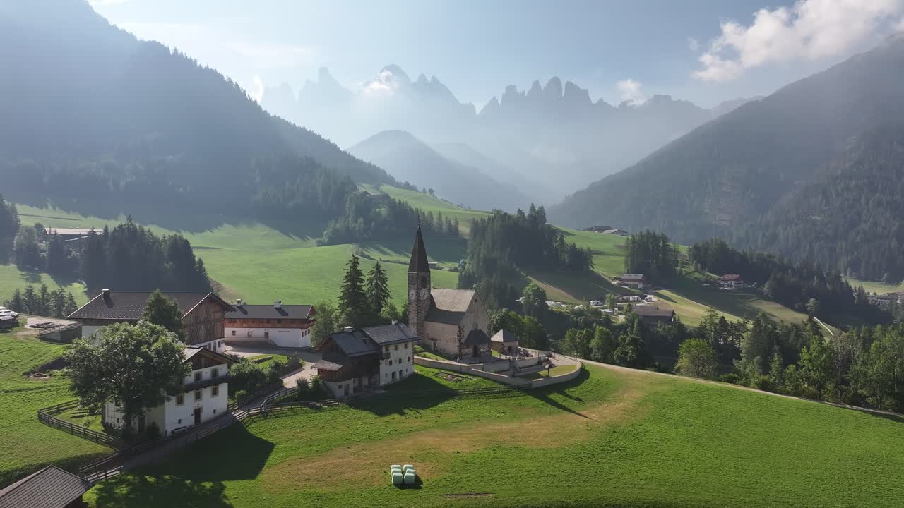 성의 교회를 볼 수 있는 아름다운 아침