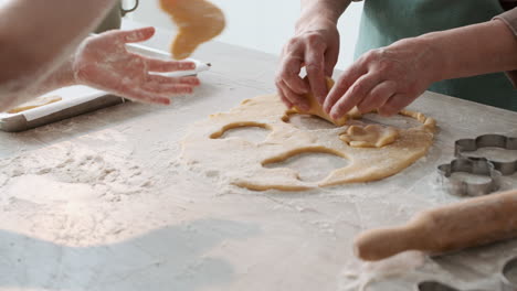 la grand-mère et la fille cuisinent