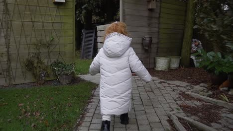 Kleinkind-Läuft-In-Einem-Schönen-Großen-Garten-Mit-Einer-Dicken-Winterjacke-Gegen-Die-Kälte