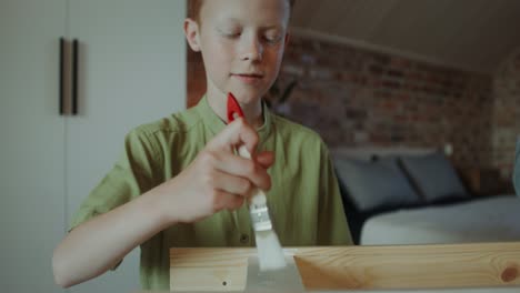 niño jugando con objetos en el dormitorio