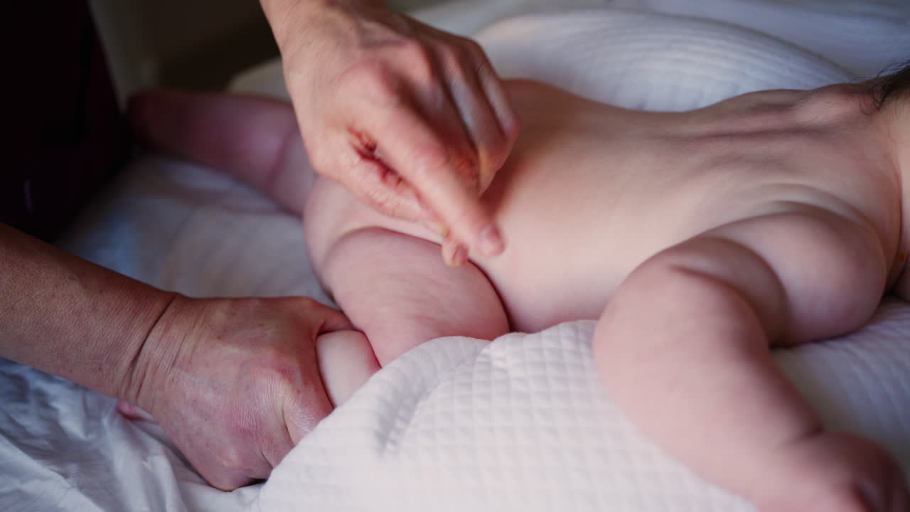 Assistente che esegue esercizi di mobilità con un bambino.