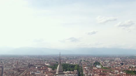 Turiner-Stadtstraßen-Und-Majestätische-Skyline-An-Einem-Schönen-Tag,-Luftneigung-Nach-Unten