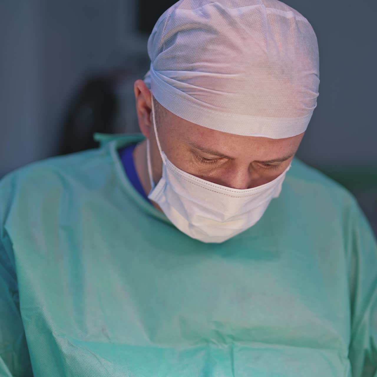 Processo de cirurgia usando equipamento médico. Cirurgião em sala de cirurgia com equipamento cirúrgico