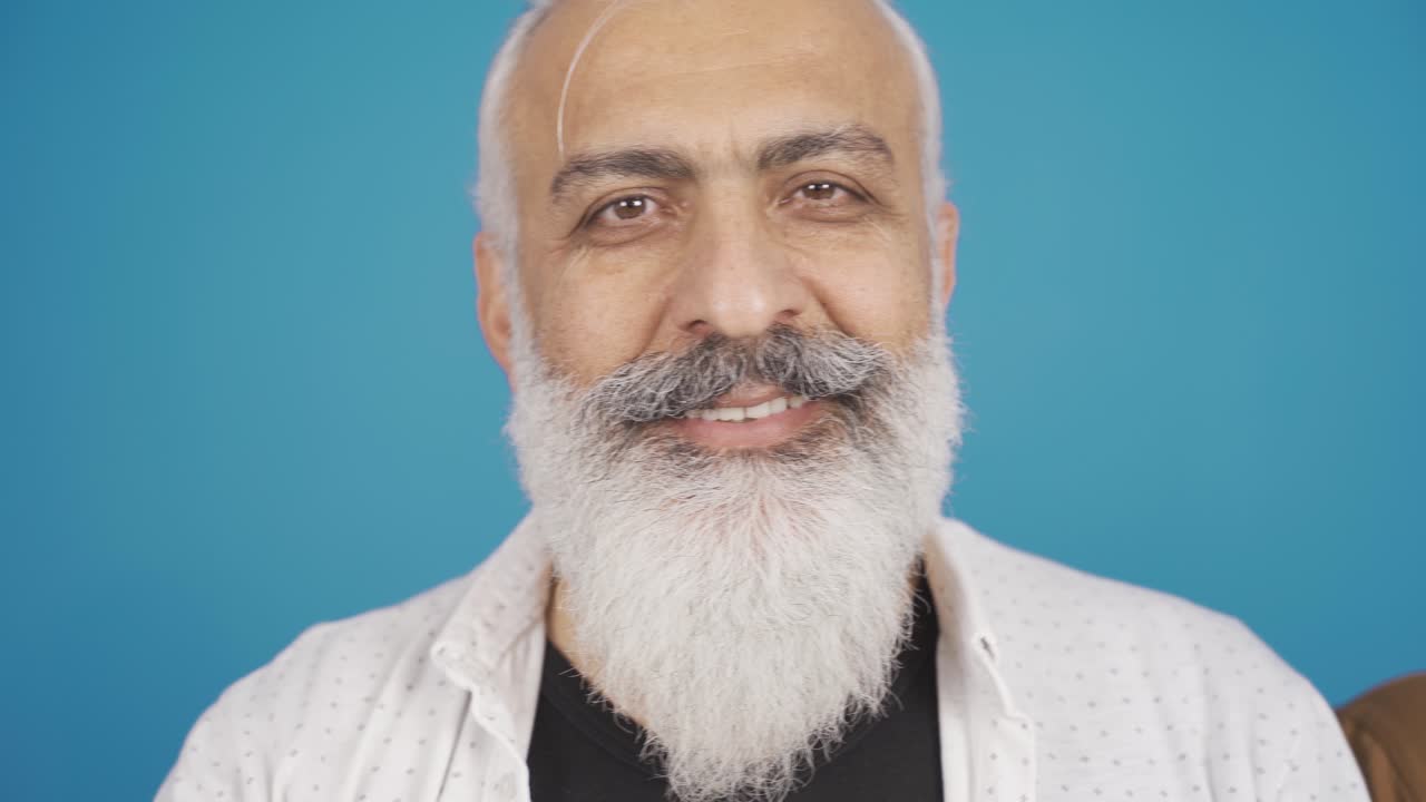 retratos en primer plano de mujeres asiáticas, hombres europeos y hombres y mujeres africanos. amistades interraciales. herencia local y cultural.