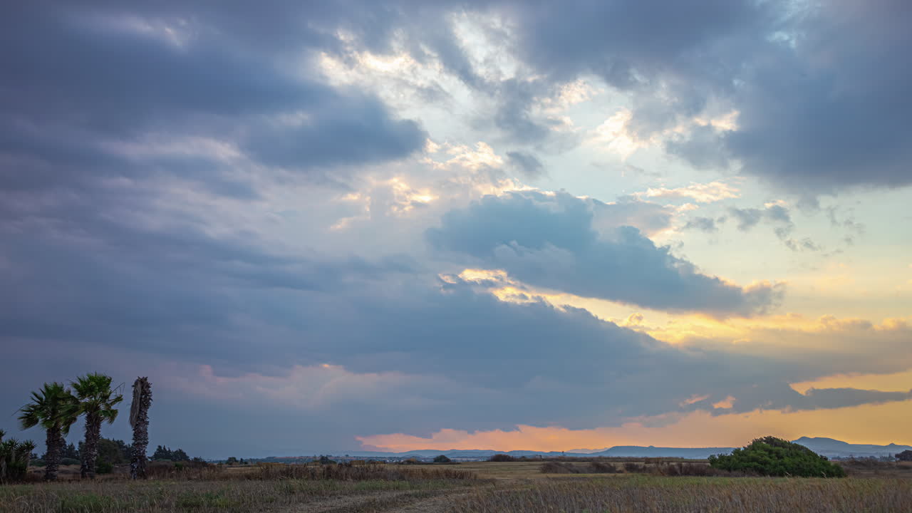 formaciones de nubes épicas, puesta de sol, hiperlapso, tierras de cultivo abiertas, ángulo amplio estático