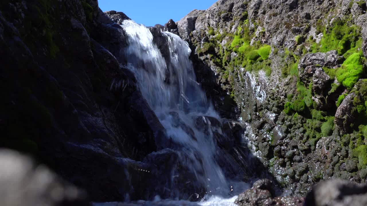 Piccola cascata su rocce scure