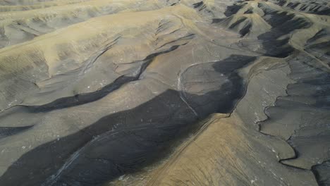 Volando-Sobre-El-Paisaje-Desértico-De-Utah,-EE.UU.,-Revelando-Una-Toma-De-Drone-De-Factory-Butte.