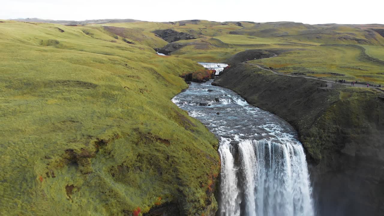 el río skoga en islandia fluye hacia la magnífica cascada de skogafoss