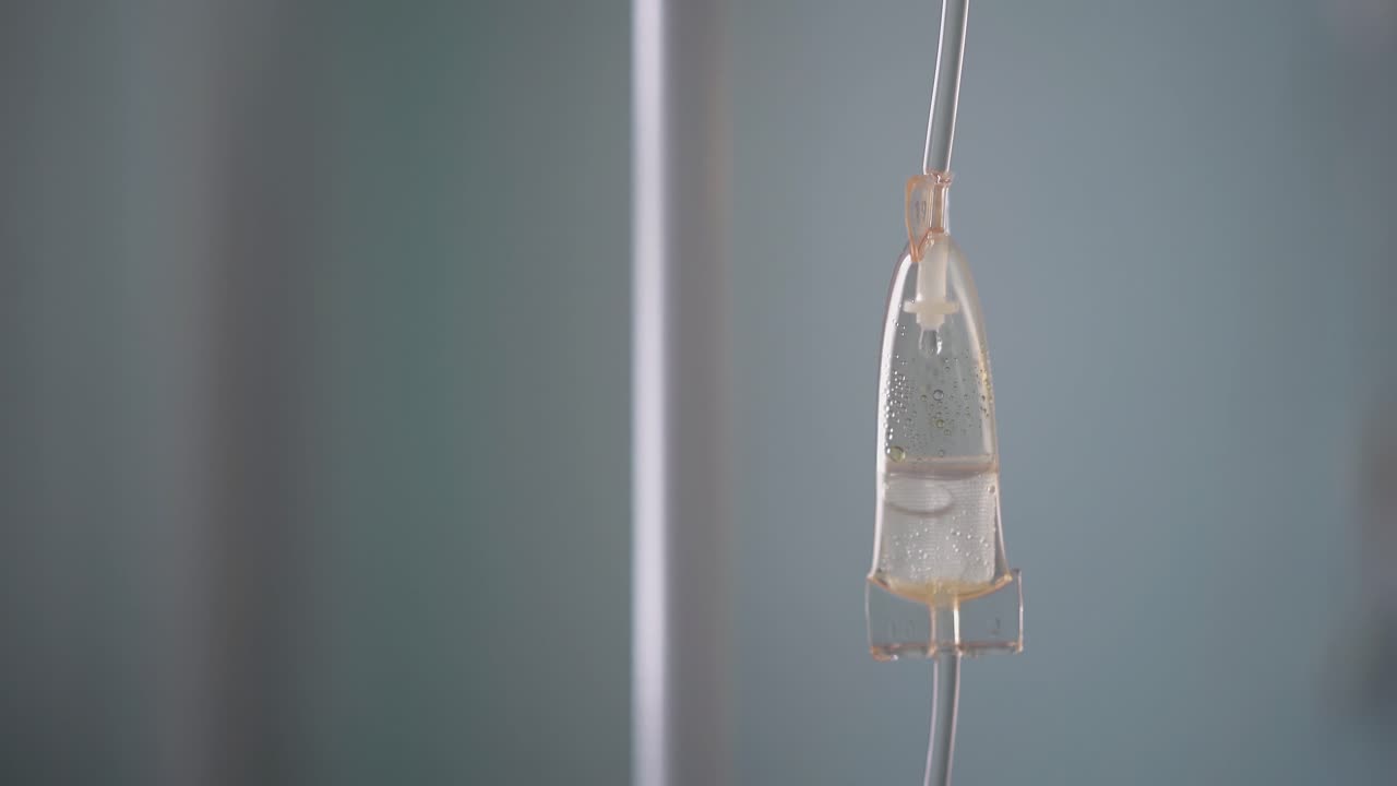 эксплуатация капельницы в больничной палате рядом с пациентом