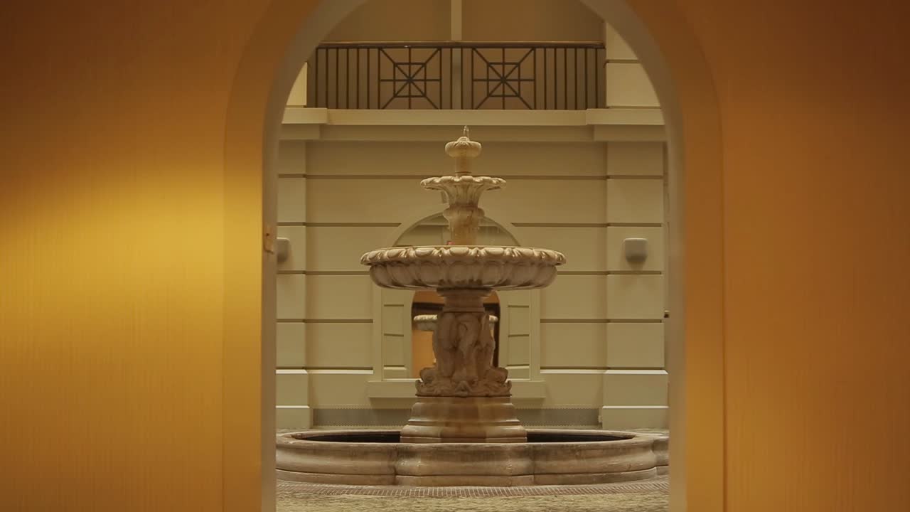 필라델피아 에 있는 벨뷰 의 그림 같은 입구, 파 - 미학적 인 노란색 과 오렌지색 분수