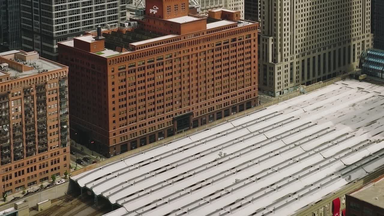 Vista dall'alto di giardino pensile e strada urbana