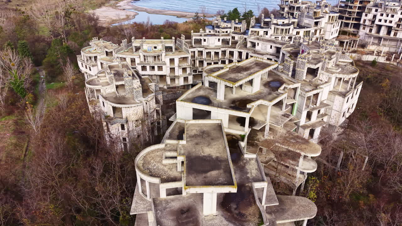 La desolazione regna in una struttura costiera abbandonata, sopraffatta dalla natura e dal tempo.
