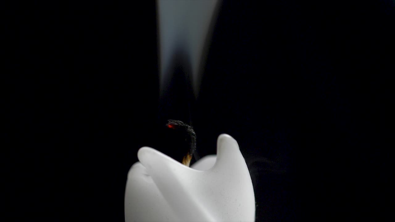 vela encendida en primer plano