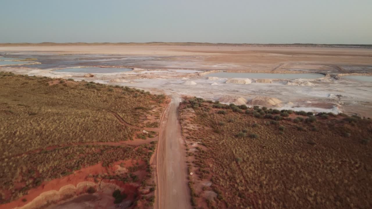 vista aérea cinematográfica del paisaje de la salina del desierto de kalahari en sudáfrica cerca de namibia al atardecer