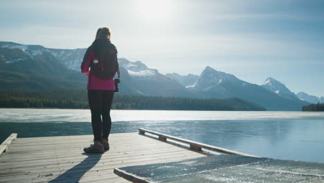 Rucksacktouristin-Fotografiert-Den-Sonnigen-Maligne-Lake-Und-Die-Berge