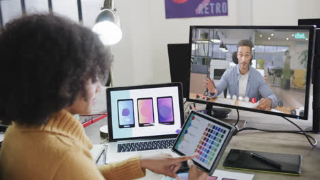 Mujer-De-Negocios-Afroamericana-En-Videollamada-Con-Un-Colega-Caucásico-En-La-Pantalla